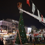 izmit-belediyesinin-klasiklesen-devasa-yilbasi-agaci-yerini-aldi-ZHuDYChH.jpeg