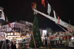 izmit-belediyesinin-klasiklesen-devasa-yilbasi-agaci-yerini-aldi-ZHuDYChH.jpeg