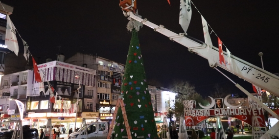 İzmit Belediyesinin klasikleşen devasa yılbaşı ağacı yerini aldı!