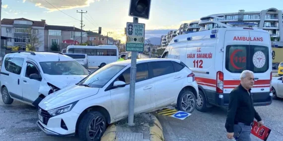 Kartepe’de Trafik Kazası: 3 Yaralı