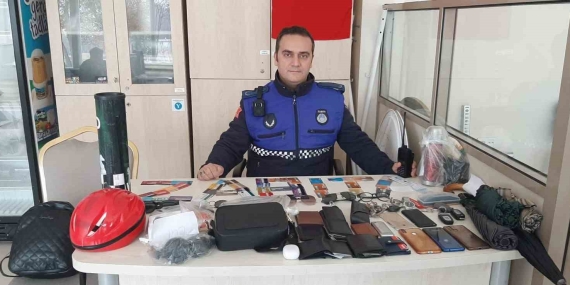 Kayıp eşyalar zabıtada sahiplerini bekliyor