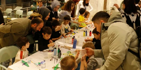 Kağıt uçaklar birincilik için yarıştı