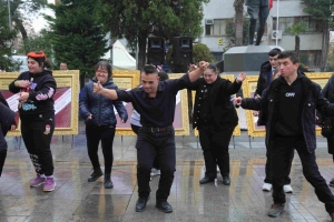ozel-bireylerin-gosterileri-torene-renk-katti-GXcfTABU.jpg