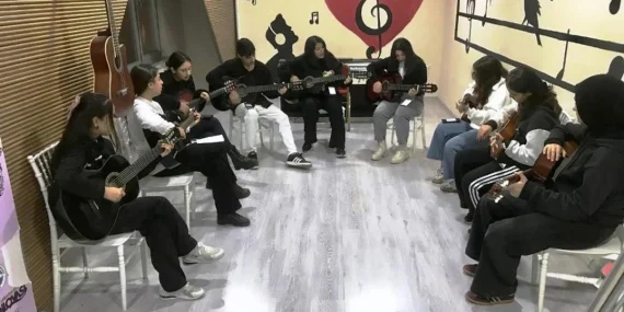Ses ve enstrüman eğitimi ile gençlerin sanatsal gelişimi sağlanıyor