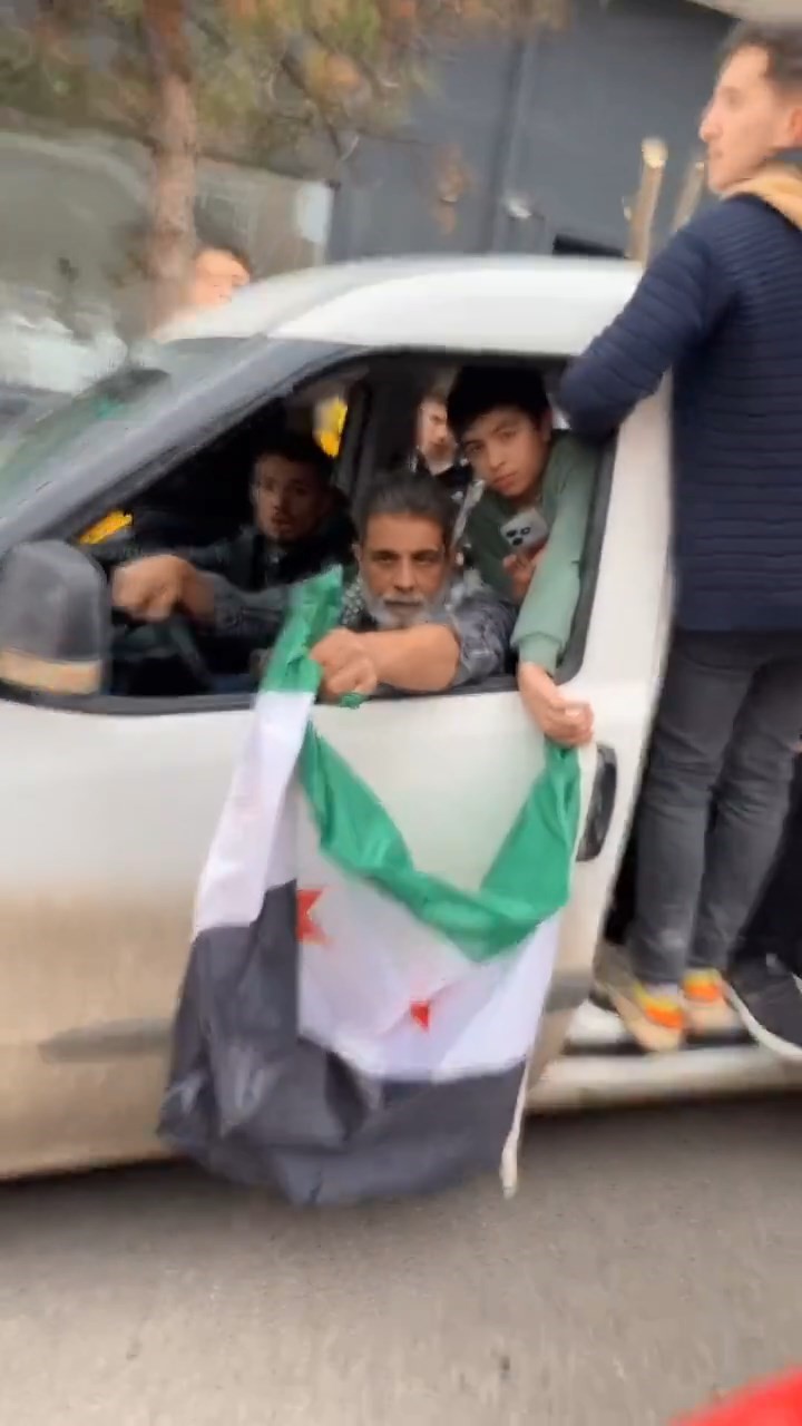Sevi̇nen Suri̇yeli̇leri̇n Önünü Kesmi̇şti̇, Gözaltına Alındı