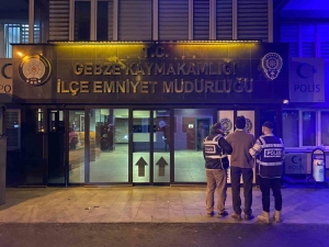 Sevi̇nen Suri̇yeli̇leri̇n Önünü Kesmi̇şti̇, Gözaltına Alındı
