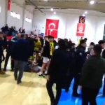 voleybolculara-taraftarlar-saldirdi-3-sporcu-yaralandi-Sj8dAVLb.jpg