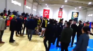 voleybolculara-taraftarlar-saldirdi-3-sporcu-yaralandi-Sj8dAVLb.jpg
