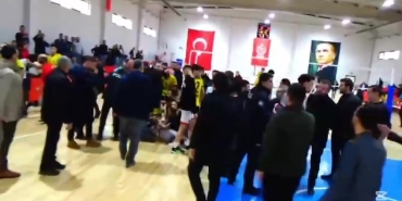 voleybolculara-taraftarlar-saldirdi-3-sporcu-yaralandi-Sj8dAVLb.jpg