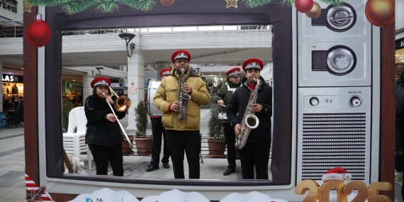 Yeni yıl coşkusu belediye meydanında tüm hızıyla devam ediyor