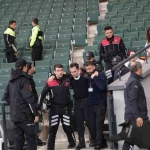 KOCAELİSPOR - IĞDIR MAÇINDA TRİBÜNDE OLAY ÇIKTI IĞDIR TARAFTARI KOLTUKLARI PARÇALADI, BİR POLİS YARALANDI