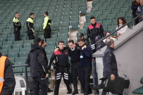 KOCAELİSPOR - IĞDIR MAÇINDA TRİBÜNDE OLAY ÇIKTI IĞDIR TARAFTARI KOLTUKLARI PARÇALADI, BİR POLİS YARALANDI