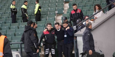 KOCAELİSPOR - IĞDIR MAÇINDA TRİBÜNDE OLAY ÇIKTI IĞDIR TARAFTARI KOLTUKLARI PARÇALADI, BİR POLİS YARALANDI