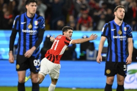 MİLAN GERİ DÖNÜŞLE İTALYA SÜPER KUPA'YI KAZANDI İTALYA SÜPER KUPA: INTER: 2 - MİLAN: 3