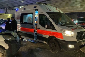 HAFİF TİCARİ ARAÇ OTOMOBİLE ÇARPTI