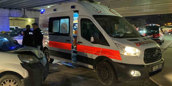 Hafif ticari araç otomobile çarptı