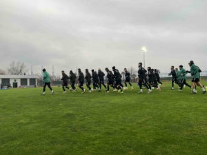 KOCAELİSPOR'UN YENİ TRANSFERİ SAMET YALÇIN İLK İDMANINA ÇIKTI SAMET YALÇIN: "KOCAELİSPOR CAMİASININ BÜYÜKLÜĞÜ BURAYI SEÇMEMİN EN BÜYÜK NEDENİ"