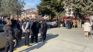 YANGININ ARDINDAN YAKINLARINDAN HABER ALAMAYANLAR HASTANELERE AKIN ETTİ ELLERİNDEKİ FOTOĞRAFLARI GÖSTERİP, YAKINLARINDAN HABER ALMAYA ÇALIŞIYORLAR