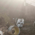 TUZLA'DA SERVİS MİNİBÜSÜ DERE YATAĞINA UÇTU: 2 ÖLÜ, 13 YARALI