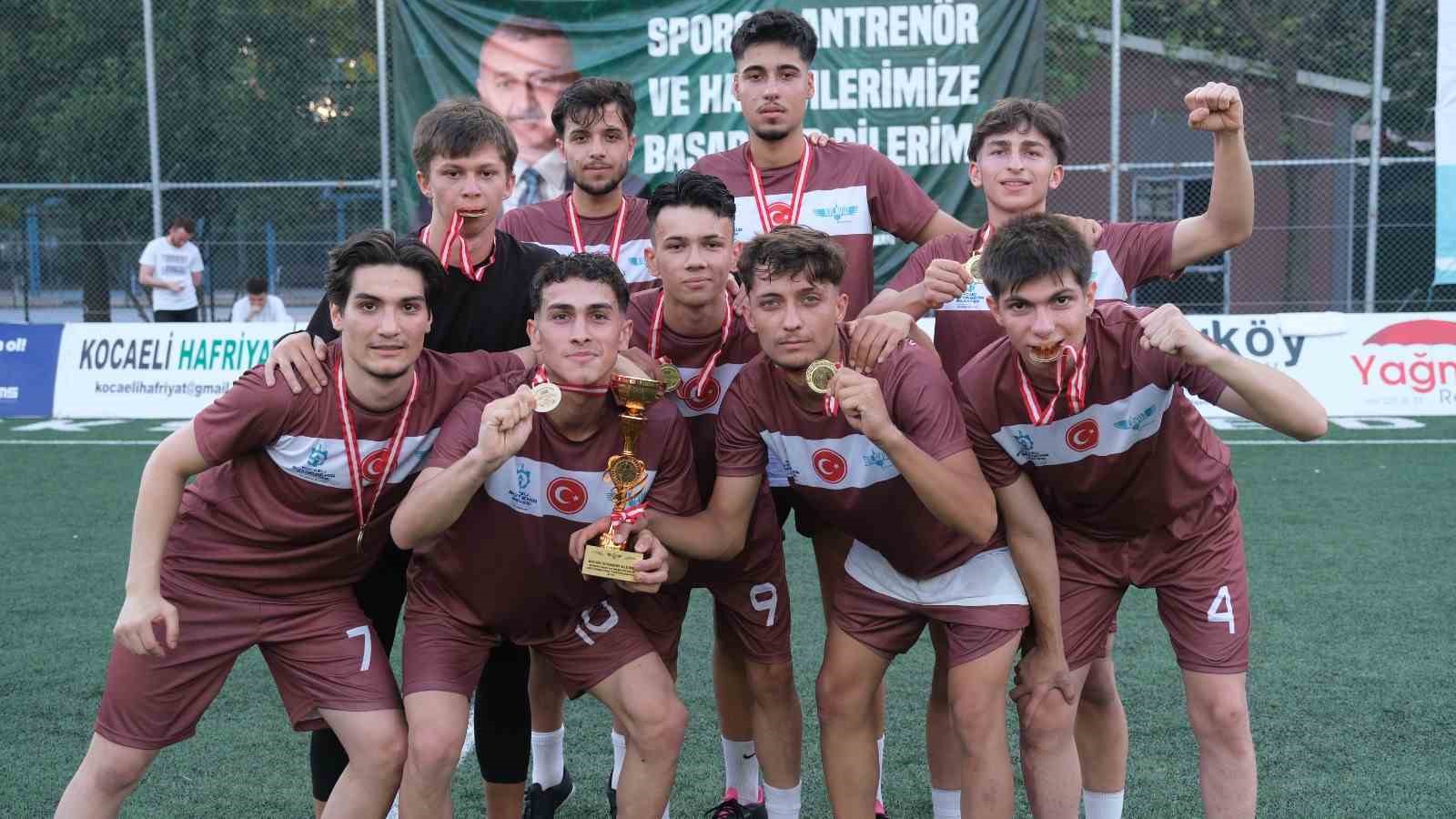 Akademi̇ Li̇seleri̇nde 13 Bi̇n 502 Öğrenci̇ye Eği̇ti̇m