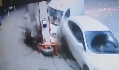 Akaryakıt istasyonunda korkutan kaza kamerada