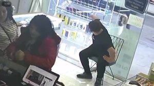 anne-ve-kizi-saticiyi-oyaladi-oglu-ve-kucuk-kizi-ise-telefonlari-caldi-7zEZkmks.jpg