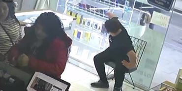 anne-ve-kizi-saticiyi-oyaladi-oglu-ve-kucuk-kizi-ise-telefonlari-caldi-7zEZkmks.jpg