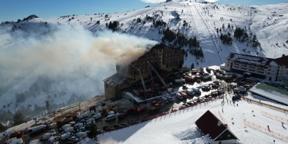 Alev alev yanan otel havadan görüntülendi