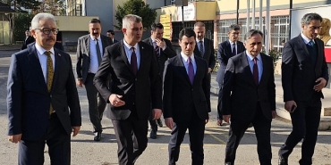 baskan-sezer-bakan-yardimcisi-macit-ile-ogrencileri-ziyaret-etti-cQDyxV83.jpg