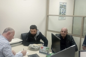 buyuksehir-zabitasindan-ornek-davranis-vatandasin-dusurdugu-parayi-zabita-buldu-glTtEMUM.jpg