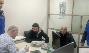 buyuksehir-zabitasindan-ornek-davranis-vatandasin-dusurdugu-parayi-zabita-buldu-glTtEMUM.jpg