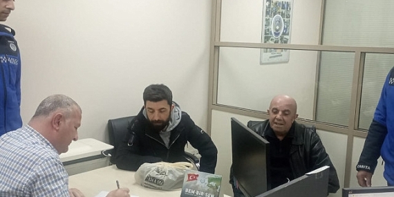 Büyükşehir zabıtasından örnek davranış; Vatandaşın düşürdüğü parayı zabıta buldu