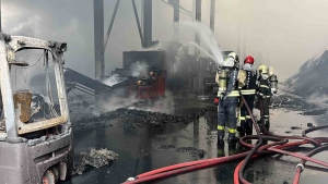 fabrikadaki-yangin-4-saatte-kontrol-altina-alindi-mJbdEeOI.jpg