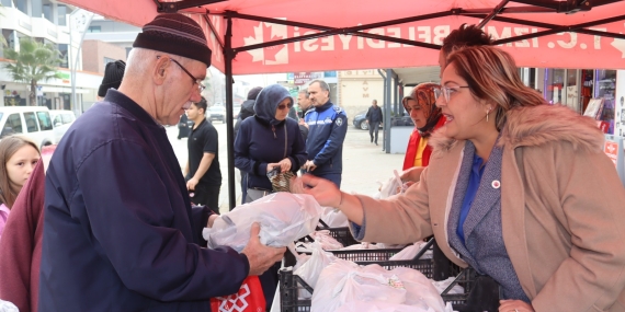 İzmit Belediyesi kendi ürettiği mantarları halkla buluşturmaya devam ediyor