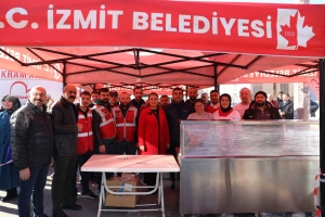 izmit-belediyesi-yilin-ilk-gunu-daricada-sicak-yemek-hizmeti-vermeye-devam-etti-LSwhCl3q.jpeg