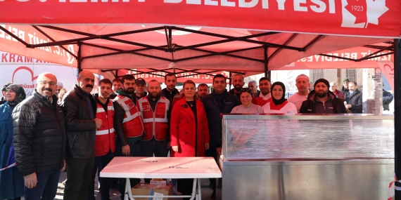 İzmit Belediyesi yılın ilk günü Darıca’da sıcak yemek hizmeti vermeye devam etti