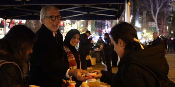 İzmit Belediyesinden Regaip Kandilinde Helva İkramı
