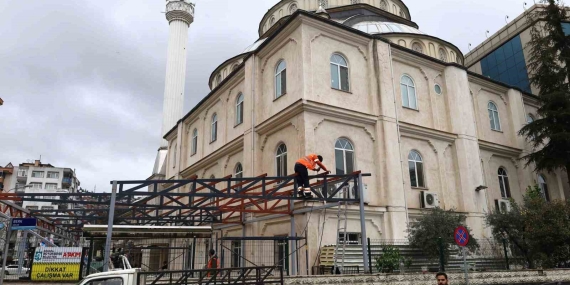 İzmit Eren Cami’ne yeni sundurma