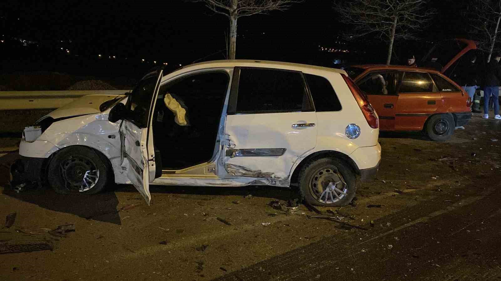 İzmi̇tte 3 Araçlı Zi̇nci̇rleme Trafi̇k Kazası: 4 Yaralı