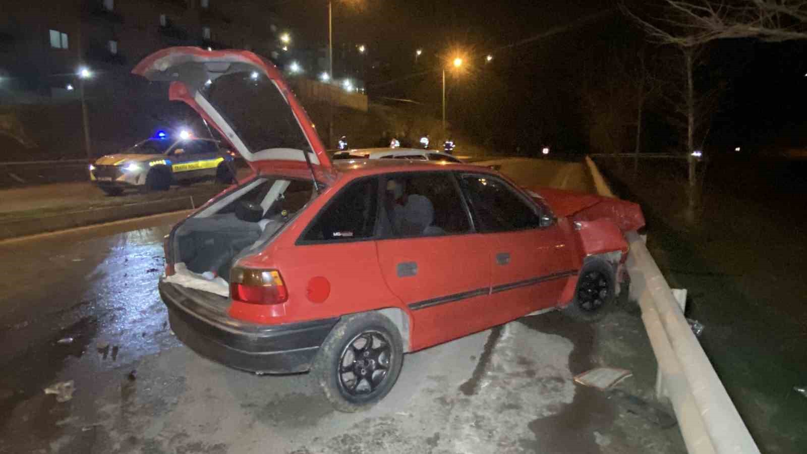 İzmi̇tte 3 Araçlı Zi̇nci̇rleme Trafi̇k Kazası: 4 Yaralı