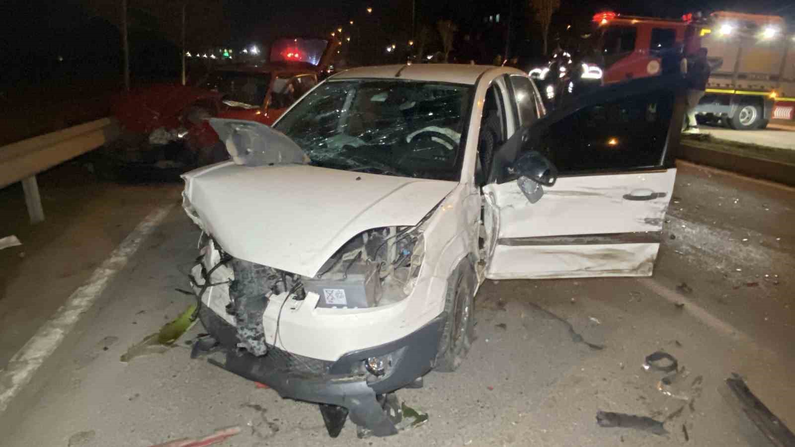 İzmi̇tte 3 Araçlı Zi̇nci̇rleme Trafi̇k Kazası: 4 Yaralı