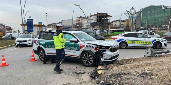 Jandarma trafik otosu ile hafif ticari araç çarpıştı: 1 yaralı