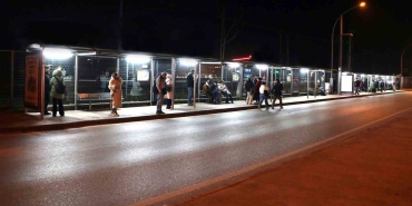 kadin-ve-cocuklarin-guvenligi-icin-duraklar-aydinlatiyor-uwxXjx2Z.jpg