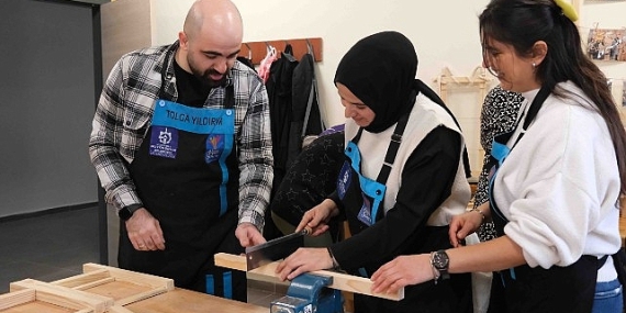 Kadınlar ahşap atölyesinde yeteneklerini keşfediyor; Ahşabın büyülü dünyası Büyükşehir’de