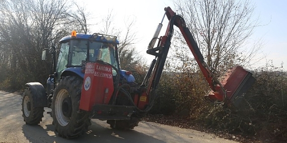 Kandıra’da Yolların Görüşünü Engelleyen Dikenli Ot ve Dallar Temizleniyor.