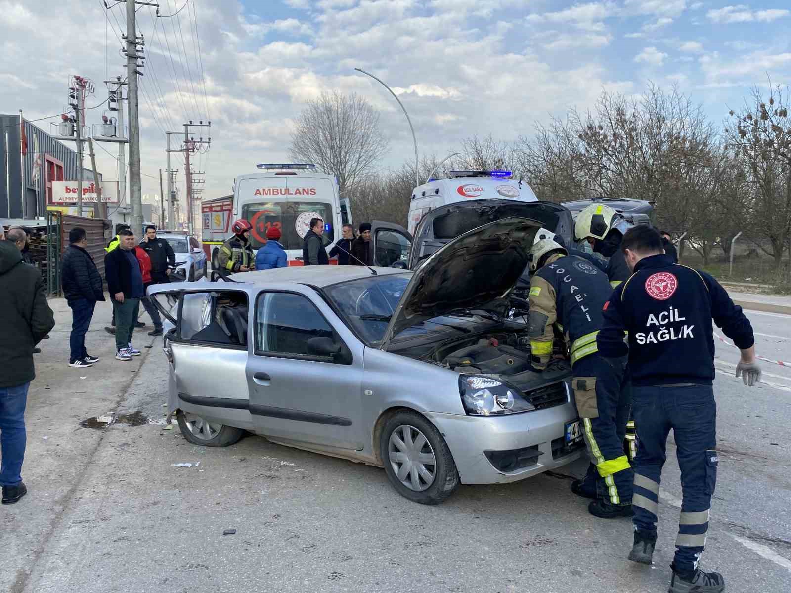 Kazada Araçlar Hurdaya Döndü: Sıkışan Yaralıları İtfai̇ye Çıkardı