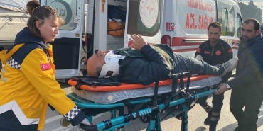 Kazada Araçlar Hurdaya Döndü: Sıkışan Yaralıları İtfai̇ye Çıkardı