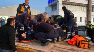 motosiklet-tirla-bariyer-arasina-sikisti-2-yarali-fFKhwPpP.jpg