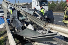otomobil-bariyerlere-girdi-1i-agir-4-yarali-nRFOuqKk.jpg