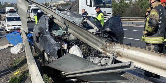 Otomobil bariyerlere girdi: 1’i ağır 4 yaralı